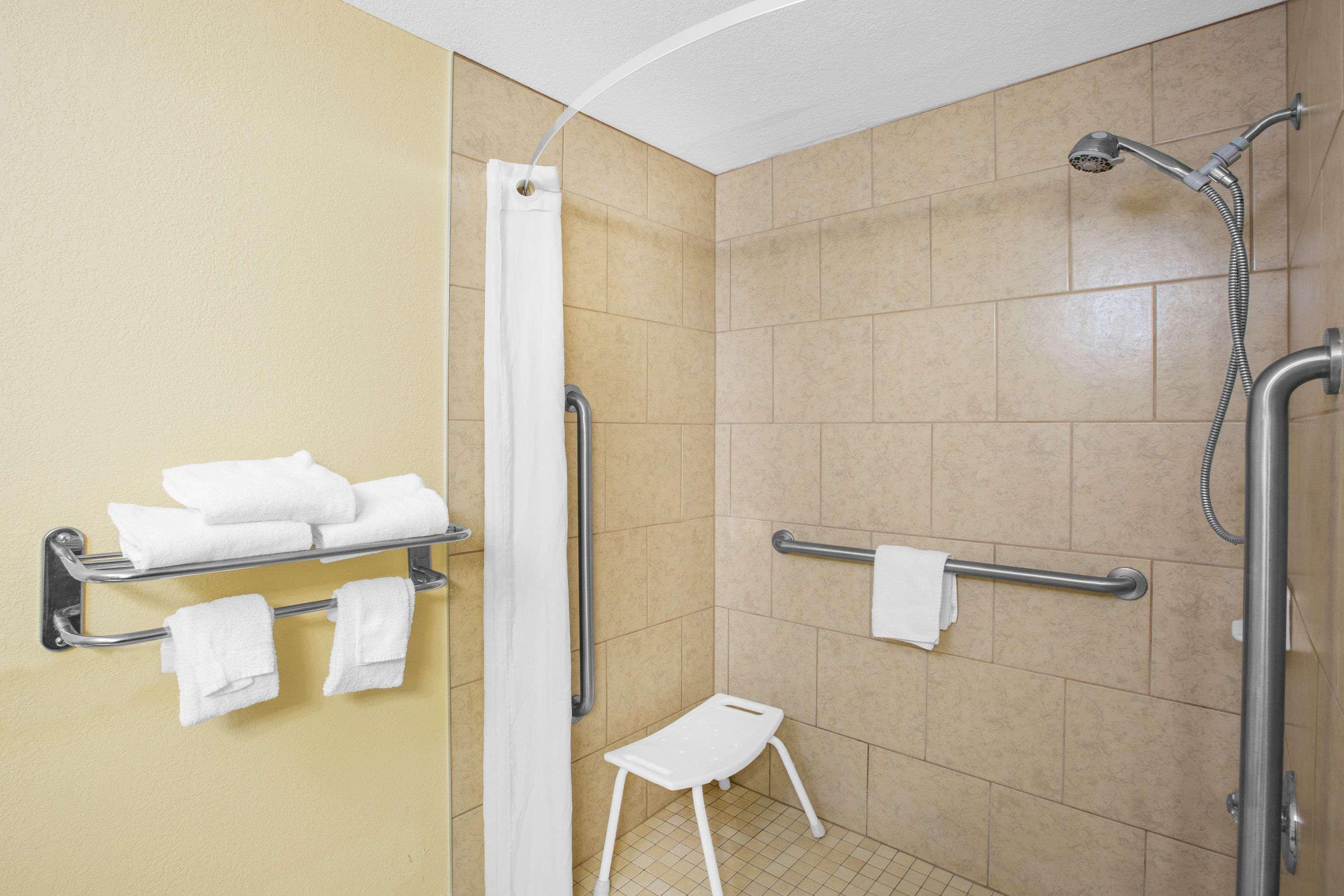 Super 8 By Wyndham Clive Ia Motel Szoba fotó